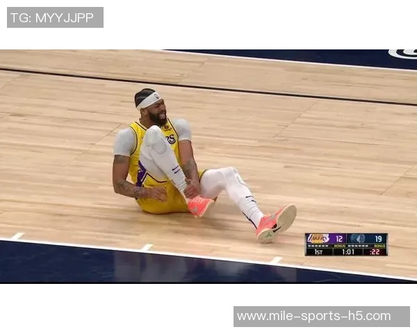 浓眉首节疑似崴脚退场4分4篮板1抢断望无大碍 浓眉首节疑似崴脚退场4分4篮板1抢断望无大碍